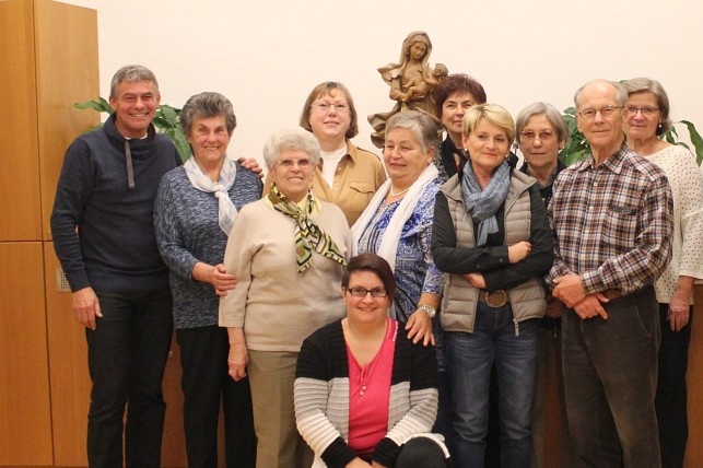 Stadtpfarrer Eichinger, Pastoralpraktikant Hartmut Constien mit den Mitgliedern der Besuchsdienste